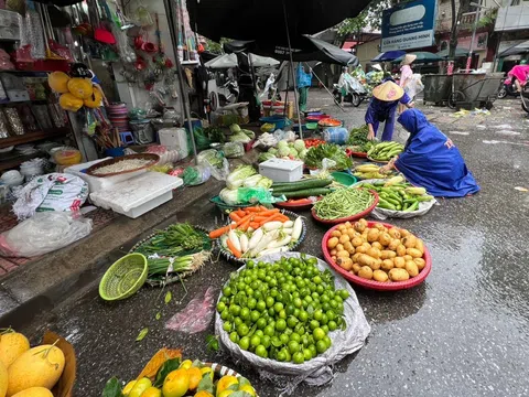 Cao điểm chống bão số 3, hàng hóa thiết yếu cung ứng dồi dào người dân không cần vội vã thu mua tích trữ