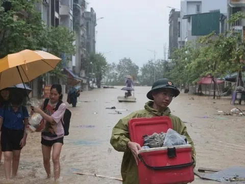 Nước sông Hồng dâng cao, Hà Nội khẩn trương di dời người dân chạy lũ, giảm tối đa thiệt hại