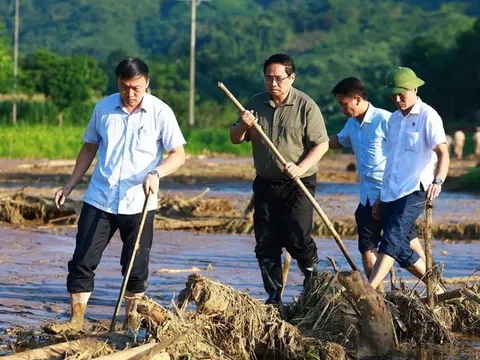 Thủ tướng trực tiếp lội xuống đầm lầy, chỉ đạo tìm kiếm nạn nhân và hỗ trợ người dân tại Làng Nủ