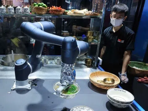 Lần đầu tiên du khách thưởng thức phở do robot phục vụ tại Lễ hội văn hóa ẩm thực Hà Nội năm 2024