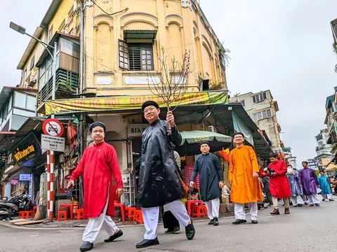 “Tết Việt-Tết Phố 2025” tái hiện không khí Tết Hà Nội xưa với cây nêu sân đình, trình diễn thư pháp