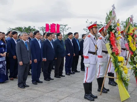 Thủ tướng dâng hương tri ân các anh hùng liệt sĩ và Mẹ Việt Nam anh hùng