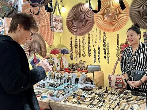 Không gian Việt Nam phô diễn sản phẩm thủ công mỹ nghệ 'Xanh' tại Hội chợ Paris 2025