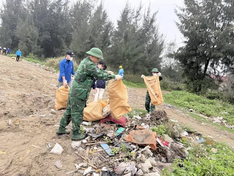 Bộ đội cùng đoàn viên ra quân dọn rác giữ môi trường biển sạch đẹp