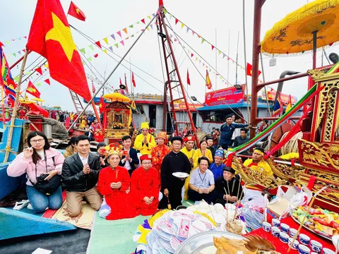 Lễ hội đền Mai Bảng: Ngư dân vùng biển Nghệ An cầu mong mưa thuận gió hòa, tôm cá đầy khoang