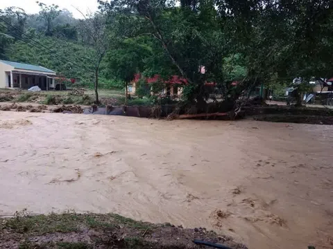 Mưa lũ tiếp tục tàn phá nhiều bản làng biên giới Nghệ An