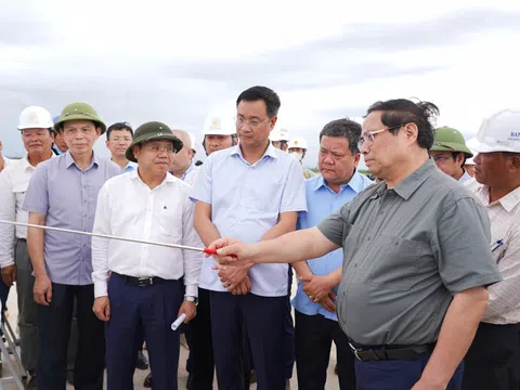 Thủ tướng Phạm Minh Chính kiểm tra 3 dự án cao tốc, sân bay, cảng biển tại Quảng Trị