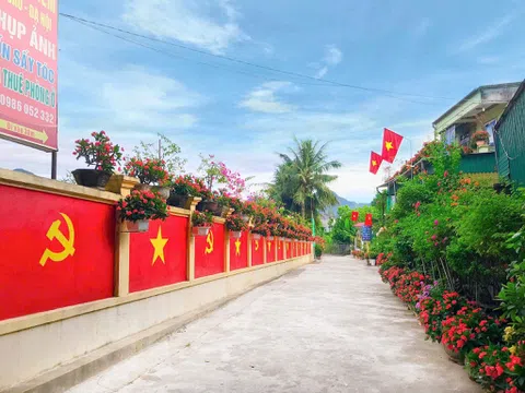 Độc đáo những cung đường xứ Nghệ rực đỏ cờ Tổ quốc, cờ Đảng