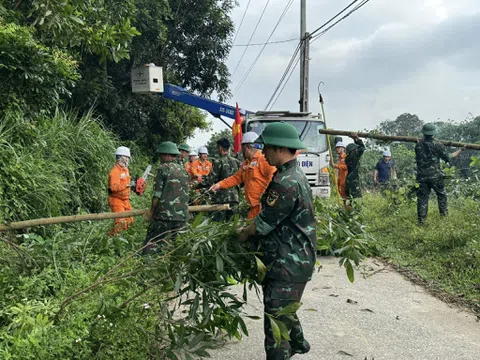 Điện lực Nghệ An huy động lực lượng khắc phục sự cố sau bão số 10