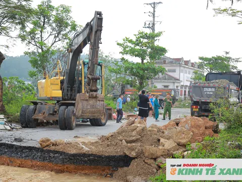Huy động hàng trăm người khắc phục sự cố vỡ bờ sông Vinh