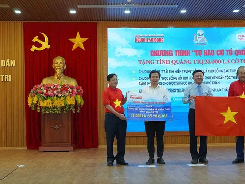 Trao tặng 25.000 cờ Tổ quốc đến ngư dân, chiến sĩ và đồng bào vùng biên giới tỉnh Quảng Trị
