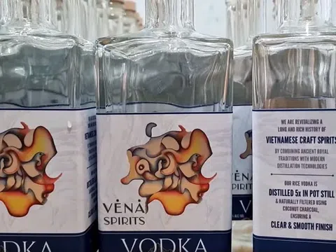 Gần 1.000 chai rượu Vena Vodka mang thương hiệu Quảng Trị được xuất khẩu sang Mỹ