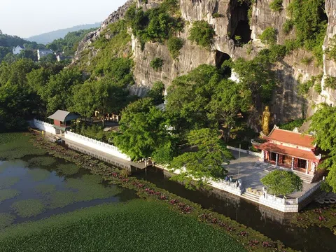 Thanh Hóa: Ngôi chùa đặc biệt mỗi ngày đón hàng trăm con khỉ "viếng thăm"