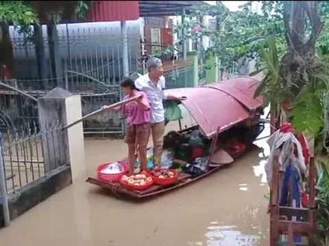 Gần 700 hộ dân ở Ninh Bình ngập sâu, cả xã bị cô lập do lũ dâng cao