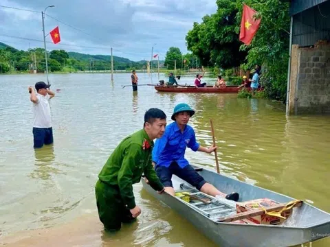 Thanh Hóa: Nước ngập nhà, chính quyền dùng thuyền để tiếp tế lương thực