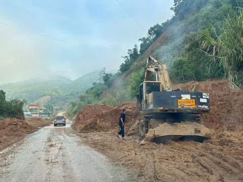 Mưa đã ngớt nhưng người dân Thanh Hóa vẫn gồng mình chống sạt lở