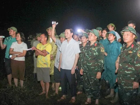 Hàng nghìn người xuyên đêm khắc phục sự cố vỡ đê kênh ở Thanh Hóa sau bão số 5