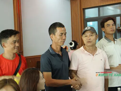 Những bàn tay sưởi ấm lòng người trong bão lũ