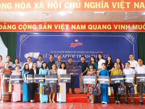 Nhãn hàng bánh quy Danisa trao tặng laptop cho giáo viên vùng xa nhân ngày Nhà giáo Việt Nam 20/11