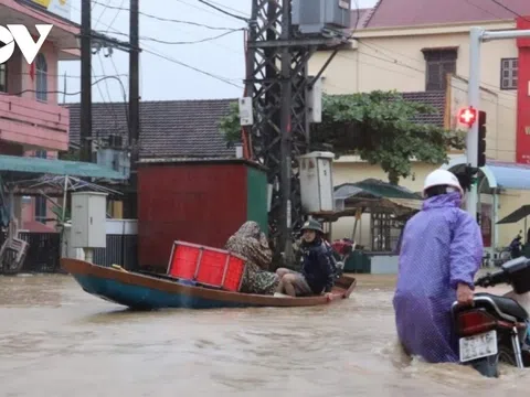 Mưa lớn gây thiệt hại nghiêm trọng tại các tỉnh miền Trung và Nam Bộ