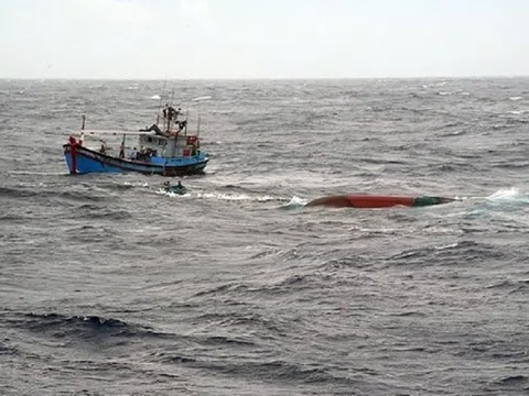 Bình Thuận: Chìm tàu cá trên biển, còn 1 thuyền viên mất tích