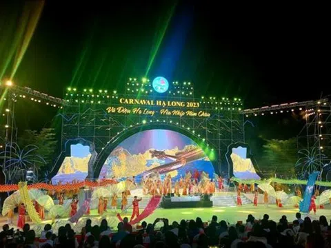 Hàng nghìn du khách cuồng nhiệt hoà mình vào "bữa tiệc âm nhạc, văn hoá" tại đêm hội Carnaval Hạ Long 2023