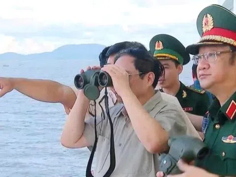 Thủ tướng Phạm Minh Chính kiểm tra tình hình sạt lở tại đồng bằng sông Cửu Long