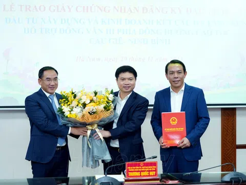 Hà Nam: Trao Giấy chứng nhận đầu tư cho dự án khu công nghiệp hơn 2.300 tỷ đồng