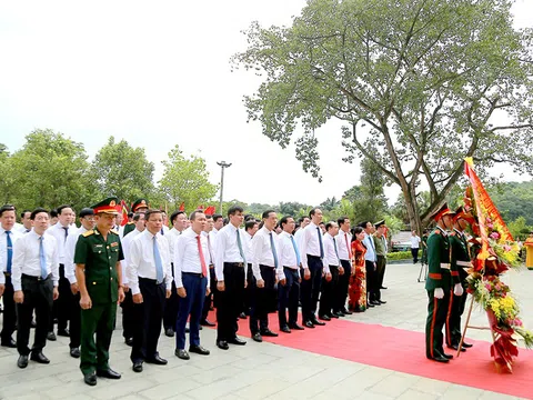 Phú Thọ: Dâng hương, hoa tưởng niệm các Vua Hùng và kỷ niệm 70 năm ngày Bác Hồ về thăm Đền Hùng