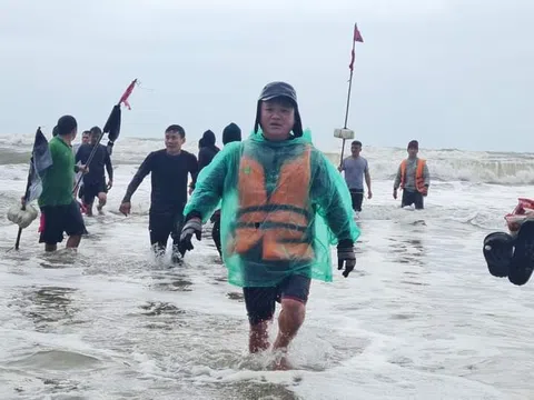 Hà Tĩnh: 14 ngư dân thoát nạn khi bị lật thuyền