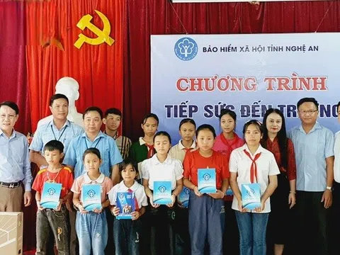Bảo hiểm xã hội tỉnh Nghệ An trao quà cho học sinh miền núi huyện Kỳ Sơn