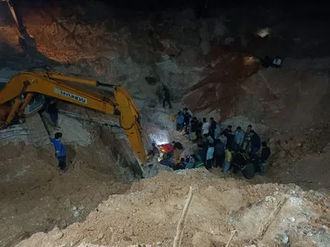 Phú Thọ: Sạt lở đất một thợ lái máy xúc tử vong 