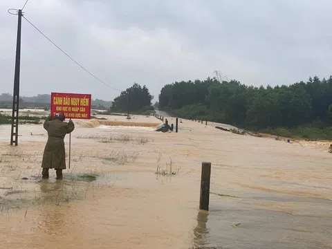 Hà Tĩnh: Ảnh hưởng của bão Noru, nhiều tuyến đường ngập cục bộ, cây xanh, cột điện bị đổ gãy