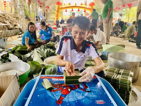 Hà Tĩnh: Sôi nổi hội thi gói bánh chưng dâng Thánh tại Lễ hội Đền Cả