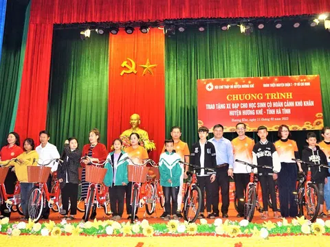 Hà Tĩnh: 200 học sinh nghèo ở Hương Khê được tặng xe đạp