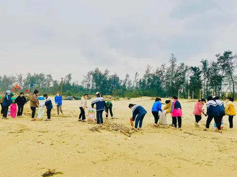 Hà Tĩnh: Gần 1.000 đoàn viên thanh niên ra quân làm sạch môi trường bờ biển