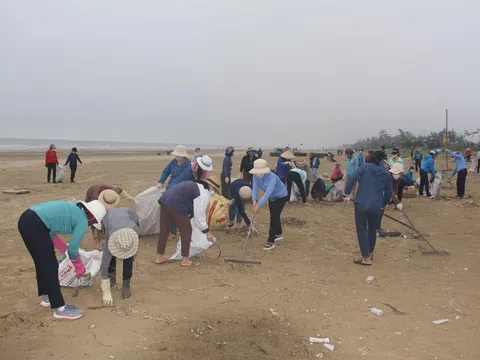 Hà Tĩnh: Hơn 600 cán bộ, giáo viên và học sinh tham gia vệ sinh môi trường biển
