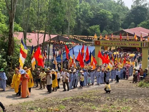 Hà Tĩnh: Hàng ngàn du khách tham gia lễ hội chùa Chân Tiên