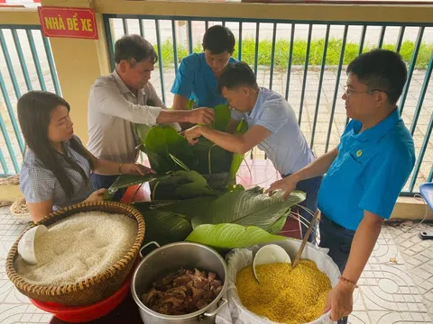 Hà Tĩnh: Phường Đậu Liêu (thị xã Hồng Lĩnh) gói cặp bánh chưng nặng 50 kg dâng tế Quốc Tổ Hùng Vương