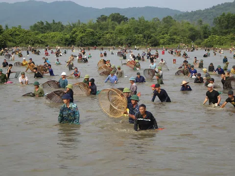 Hàng nghìn người tham gia lễ hội đánh cá Vực Rào ở Hà Tĩnh