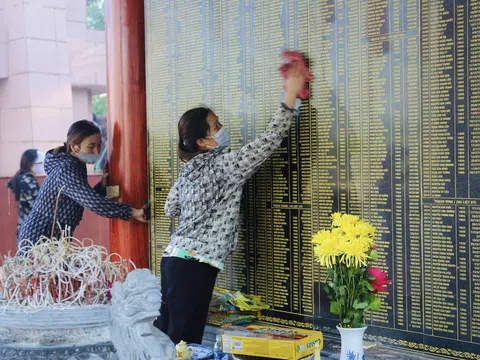 Hà Tĩnh: Hàng trăm cán bộ, giáo viên huyện Thạch Hà tổng dọn vệ sinh tại Nghĩa trang liệt sỹ