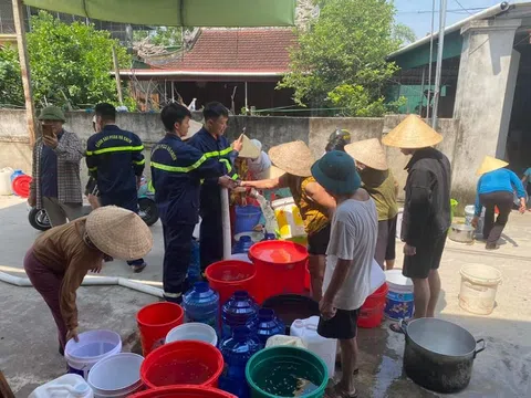 Hà Tĩnh: Hàng ngàn người dân Thị xã Hồng Lĩnh xếp hàng chờ tiếp nước sinh hoạt