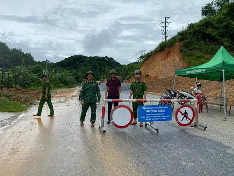 Hà Tĩnh: Đường lên cửa khẩu Cầu Treo tê liệt do sạt lở đất