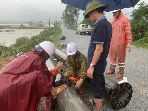 Hà Tĩnh: Kịp thời xử lý sự cố đổ trạm biến áp do mưa lớn gây ra