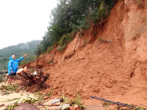 Mưa lớn gây sạt lở đất dọc bờ biển tại Hà Tĩnh