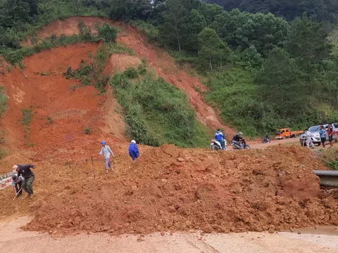 Sạt lở nghiêm trọng trên đèo Lò Xo, chia cắt Quảng Nam và Kon Tum