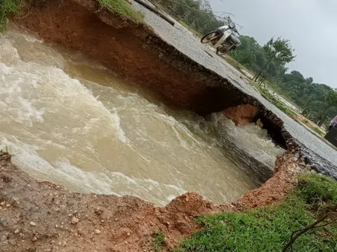 Hà Tĩnh: Mưa lớn gây ngập lụt và tốc mái nhiều nhà dân