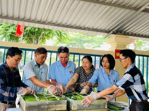 Hà Tĩnh: Người dân gói cặp bánh chưng siêu to để dâng lễ Vua Hùng