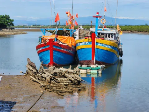 Hà Tĩnh: Nhiều xác tàu án ngữ tại âu thuyền tránh trú bão