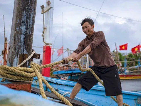 Quảng Bình: Người dân hối hả neo đậu tàu thuyền tránh bão số 4